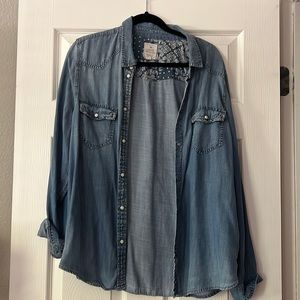 Soft jean American Eagle button snap shirt